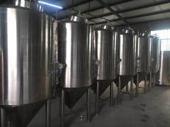 二手啤酒設(shè)備供應(yīng) 300升糖化罐、600升發(fā)酵罐及冰水罐等全套設(shè)備